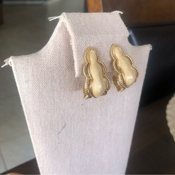 Vintage ClipOn Earrings - Picture 1 of 6
